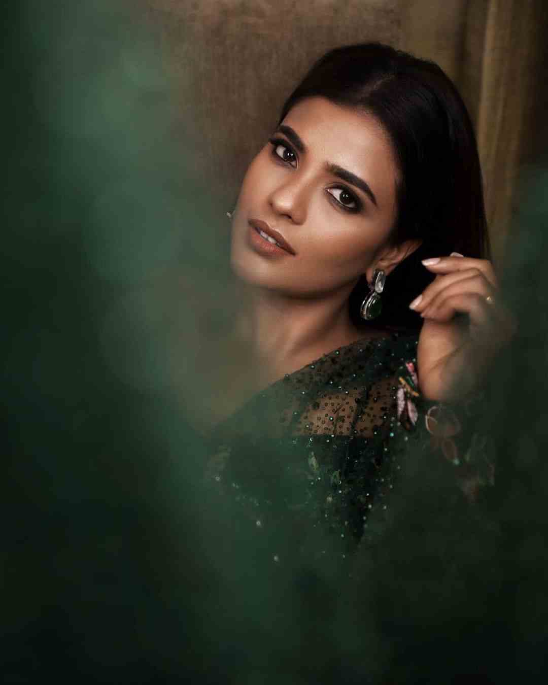 Aishwarya rajesh hot photoshoot in low neck lehenga - glamsundari.in