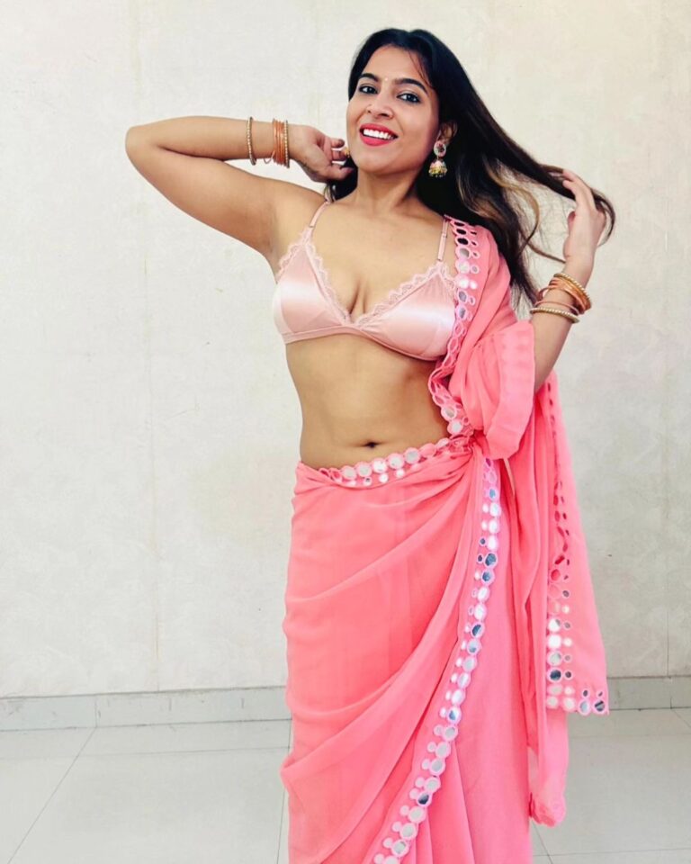 Dr Tanya chaudhari spicy cleavage navel exposed in bare back saree
