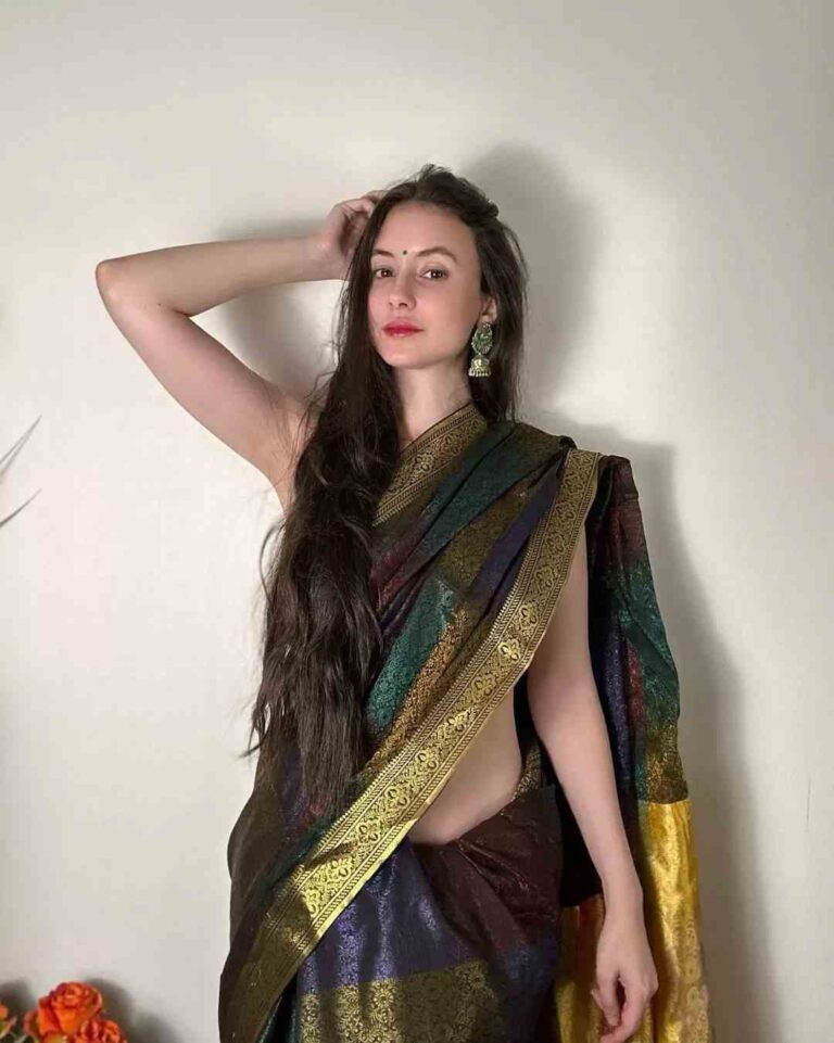 Allison fiona wears saree without blouse to pose hot ஜாக்கெட் போடாமல்