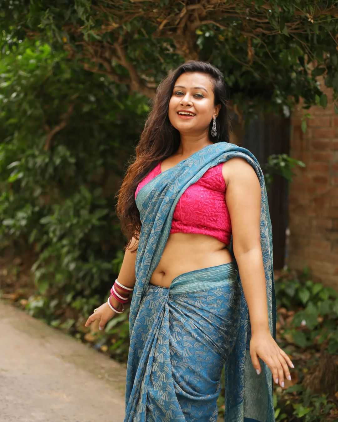 Kolkata Poonam Aunty Chubby Navel Exposed In Sleeveless Saree