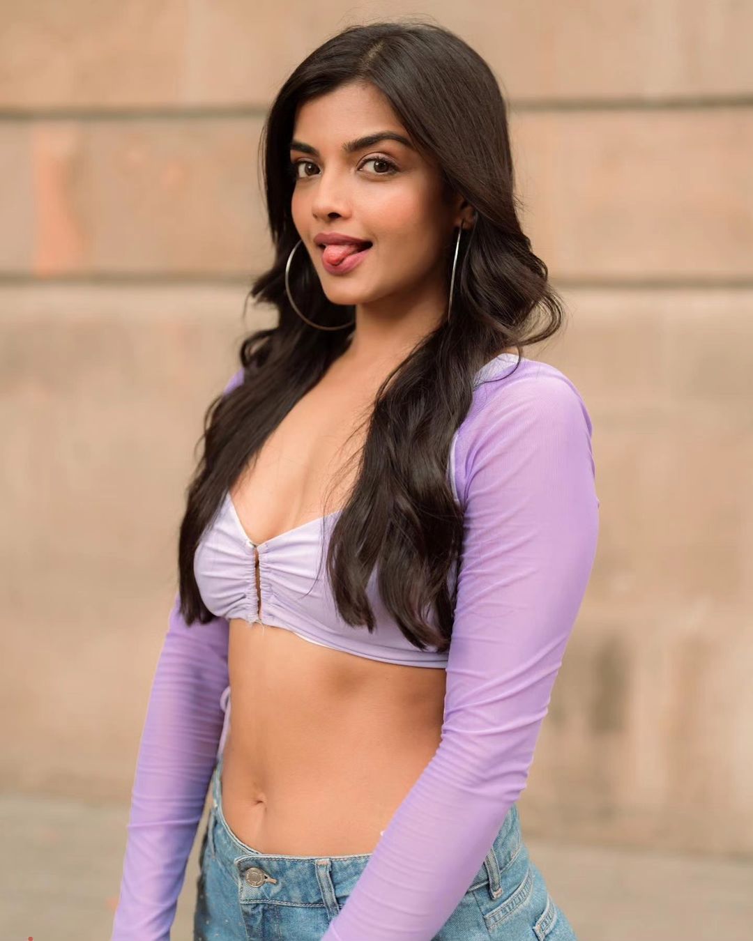 Ashna zaveri navel