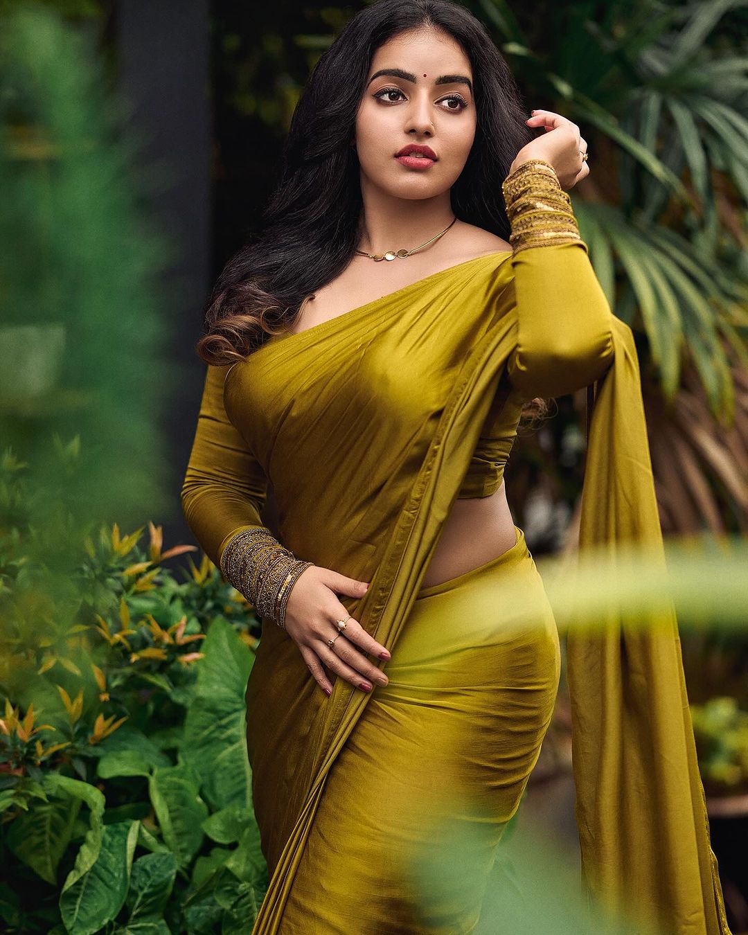 Mallu beauty malavika menon hot photos in saree. - glamsundari.in