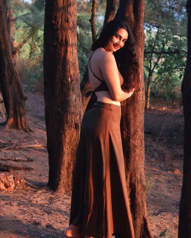 Megha shukla hot outdoor photoshoot in bare back tops. - glamsundari.in